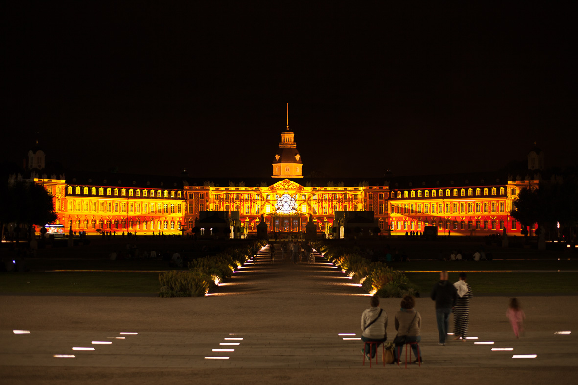 Das Karlsruher Schloss in gold getaucht