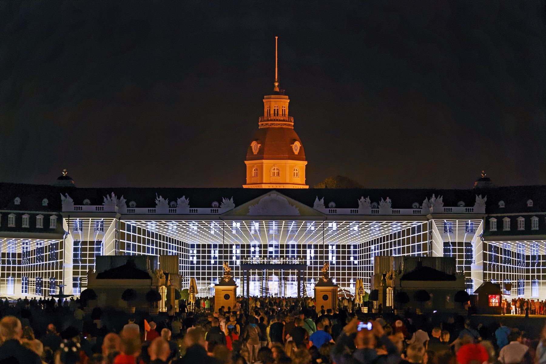 Auf das Karlsruher Schloss wird ein Gitternetz projiziert