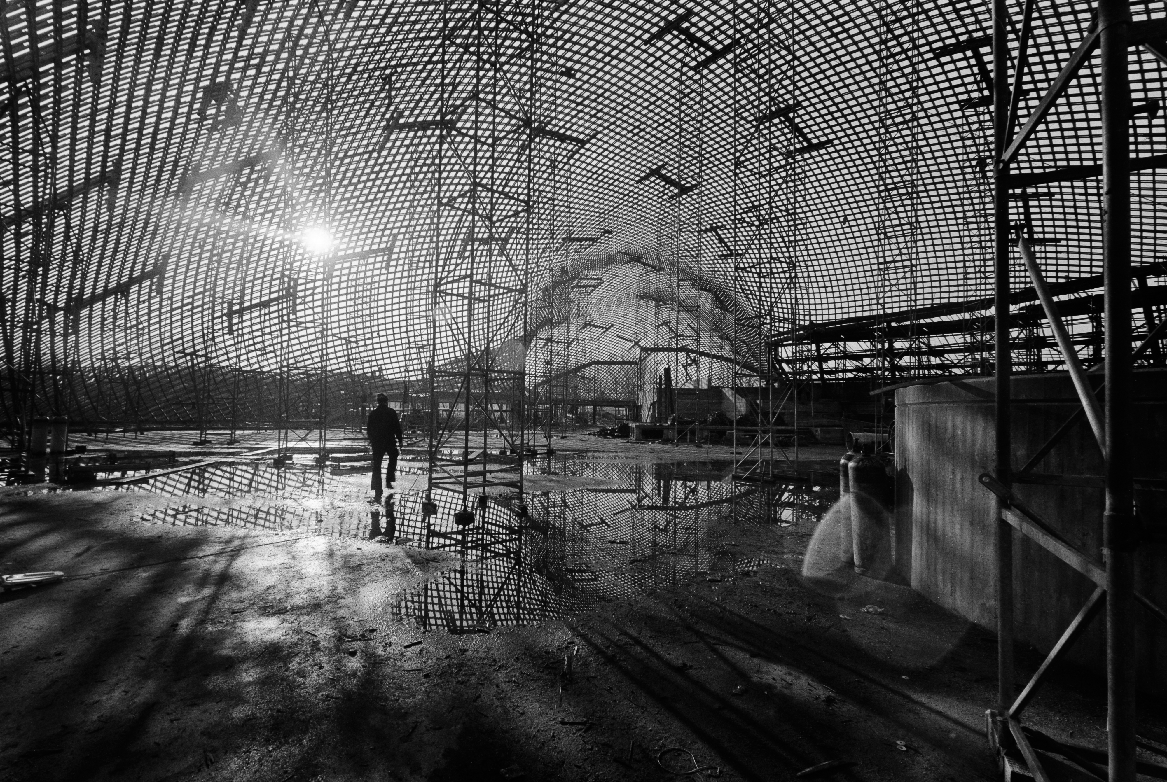 Innenaufnahme der Multihalle währende der Aufrichtung der Schale für die Bundesgartenschau 1975 in Mannheim