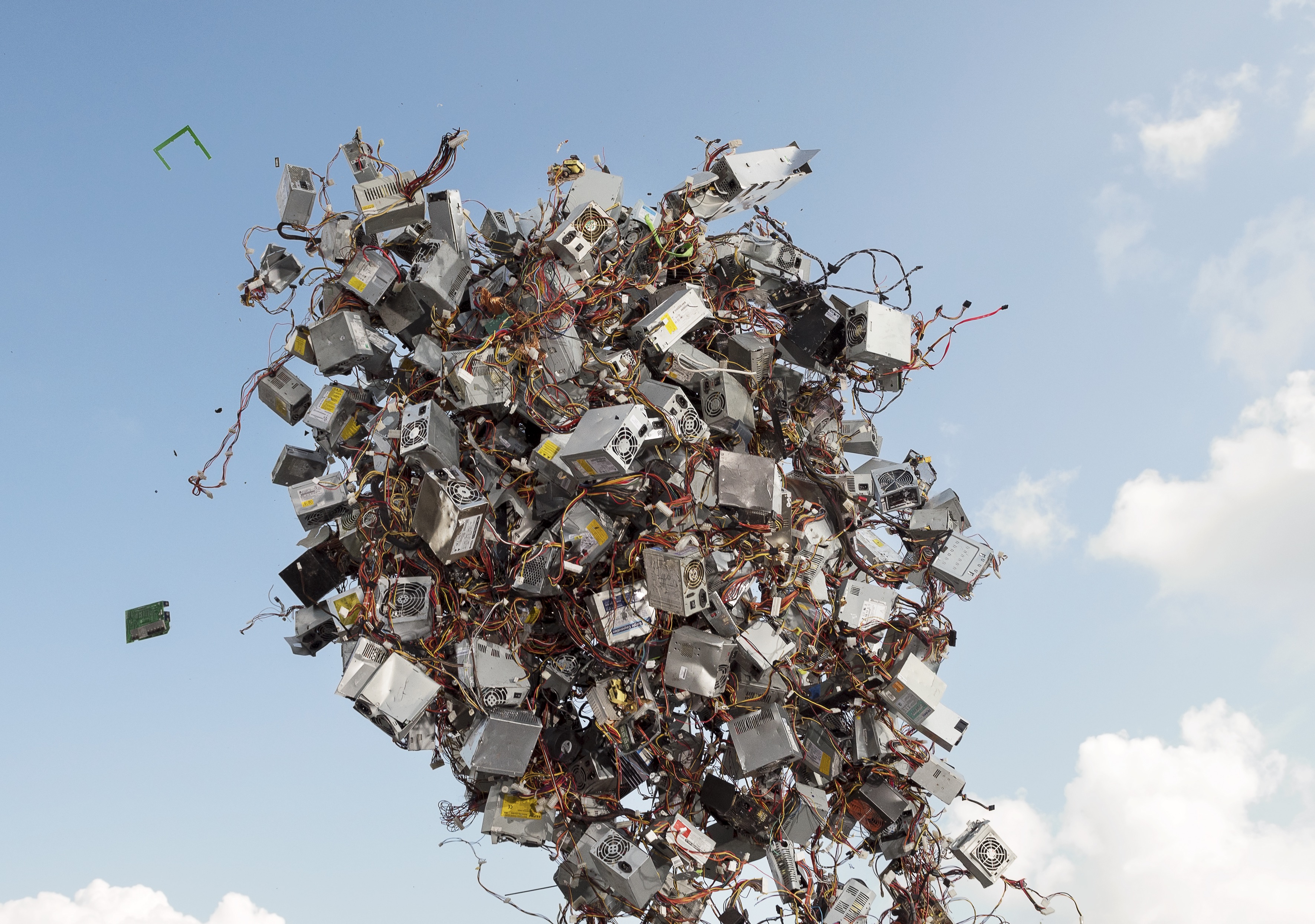 Die Abbildung zeigt einen animierten Haufen elektronischer Geräte, der diagonal in den Himmel steigt.