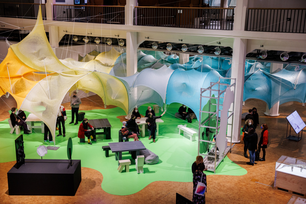 Large room-filling installation made of fabric in the ZKM exhibition »BioMedien«.