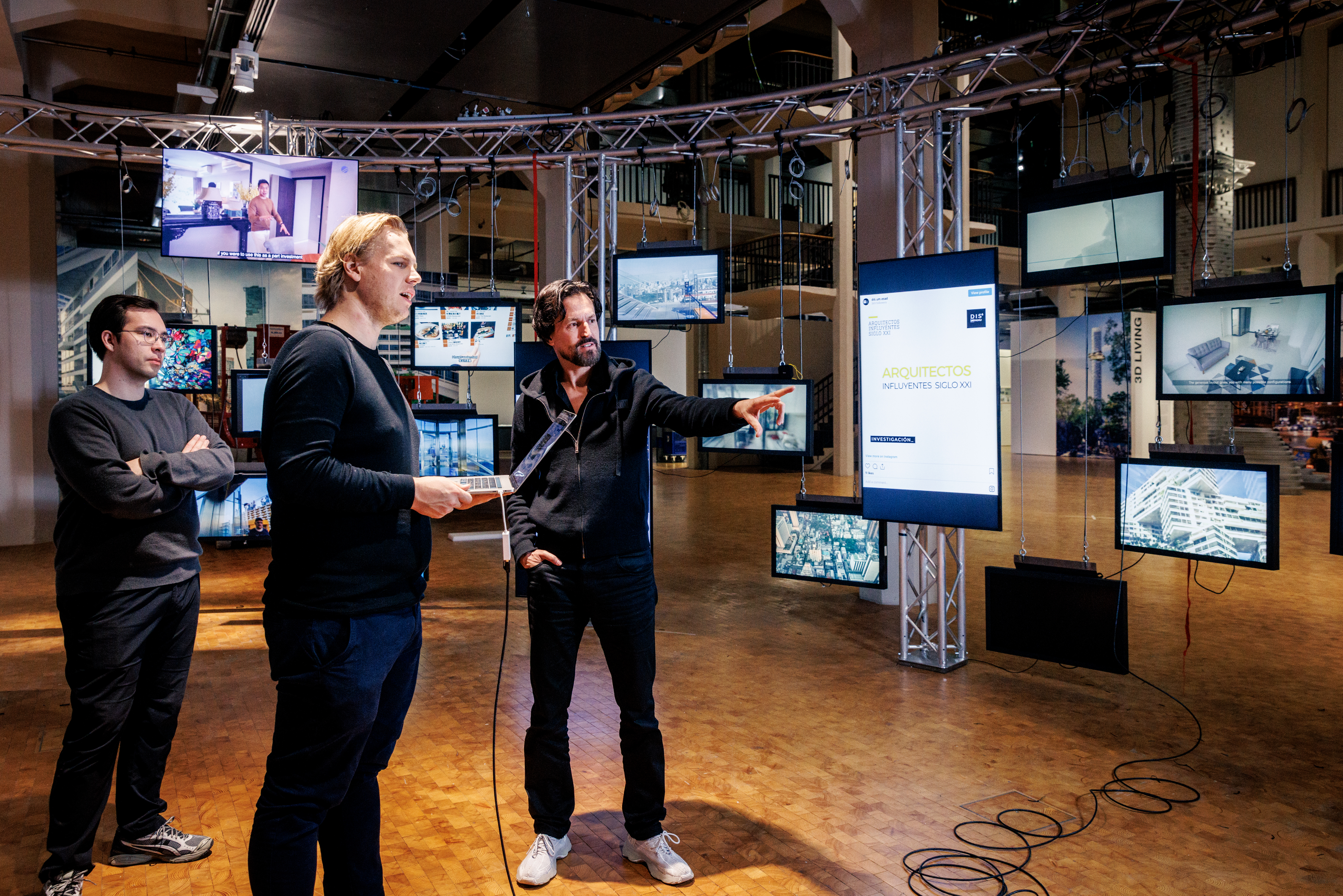 Ole Scheeren beim Aufbau der Ausstellung ole scheeren : spaces of life im ZKM | Karlsruhe.