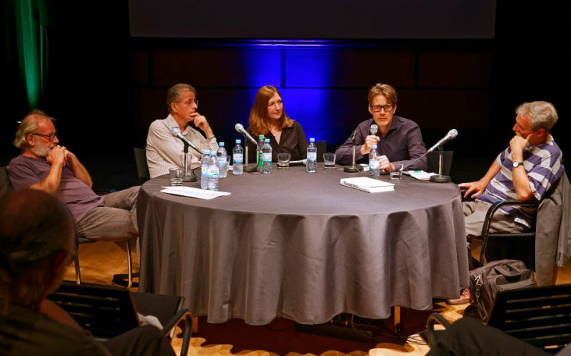 Fünf Personen auf dem Podium der Veranstaltung »Flusser-Talks«