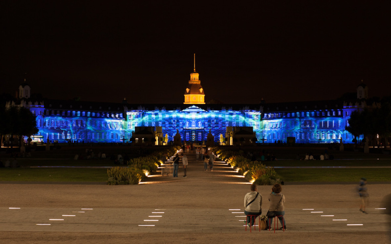 Das Karlsruher Schloss in blau getaucht