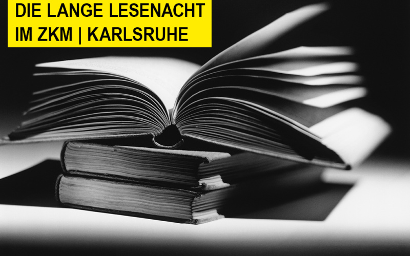 Ein aufgeklapptes Buch auf mehreren Büchern