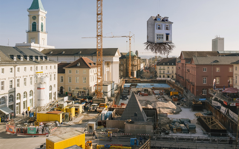 Haus hängt an einem Kran