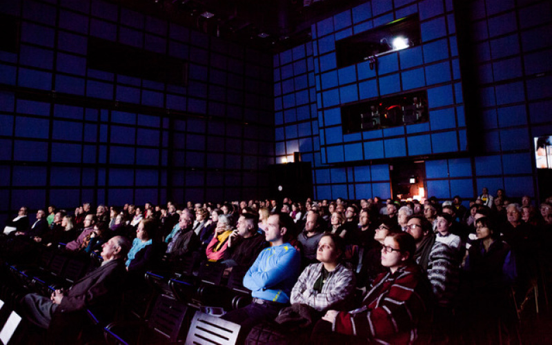 Publikum der ARTE-Filmnacht im Medientheater des ZKM