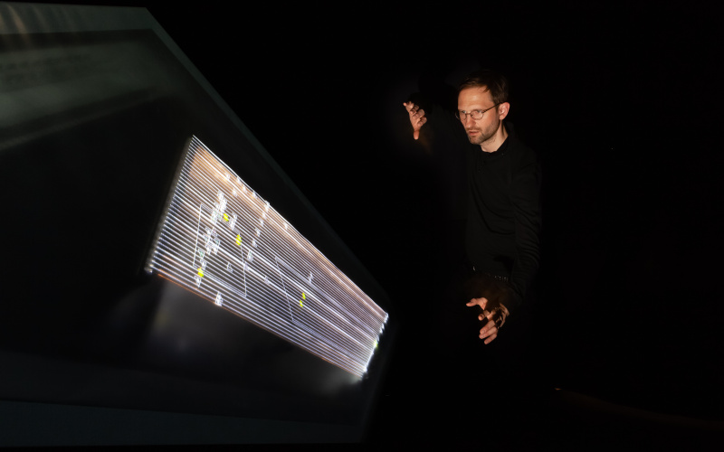 Der Künstler Gero Koenig neben seiner Installation »Chordeograph Augmented Reality«, Instrument mit grafischen Partituren als interaktive Videoinstallation