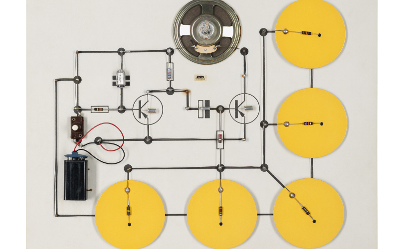 Das "Tastbild" von Walter Giers. Vier gelbe Scheiben, gelötete Drähte und Lautsprecher.