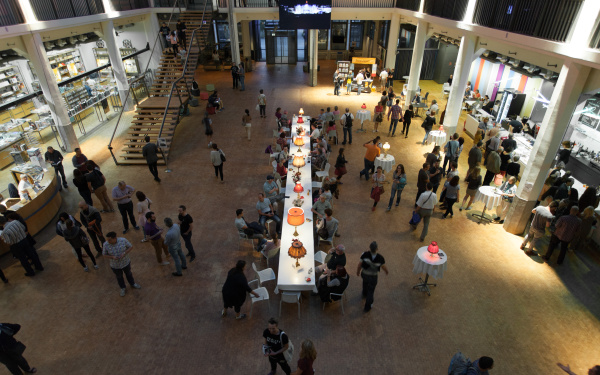 Eine lange Tafel im Foyer des ZKM