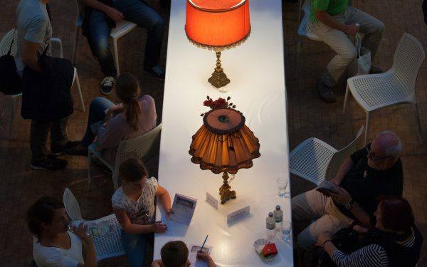 Eine lange Tafel im Foyer des ZKM