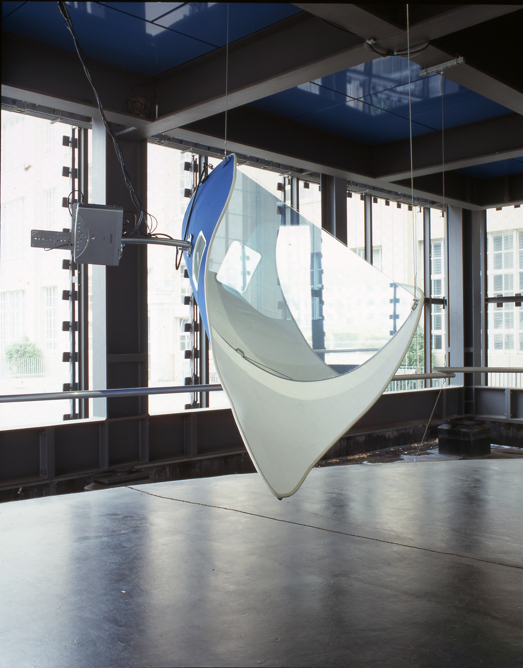 Image of the freely pending sound sculpture by Marco Preitschopf