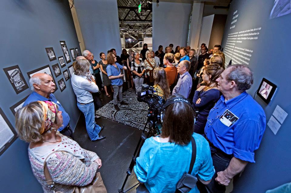 Menschen im Ausstellungsraum