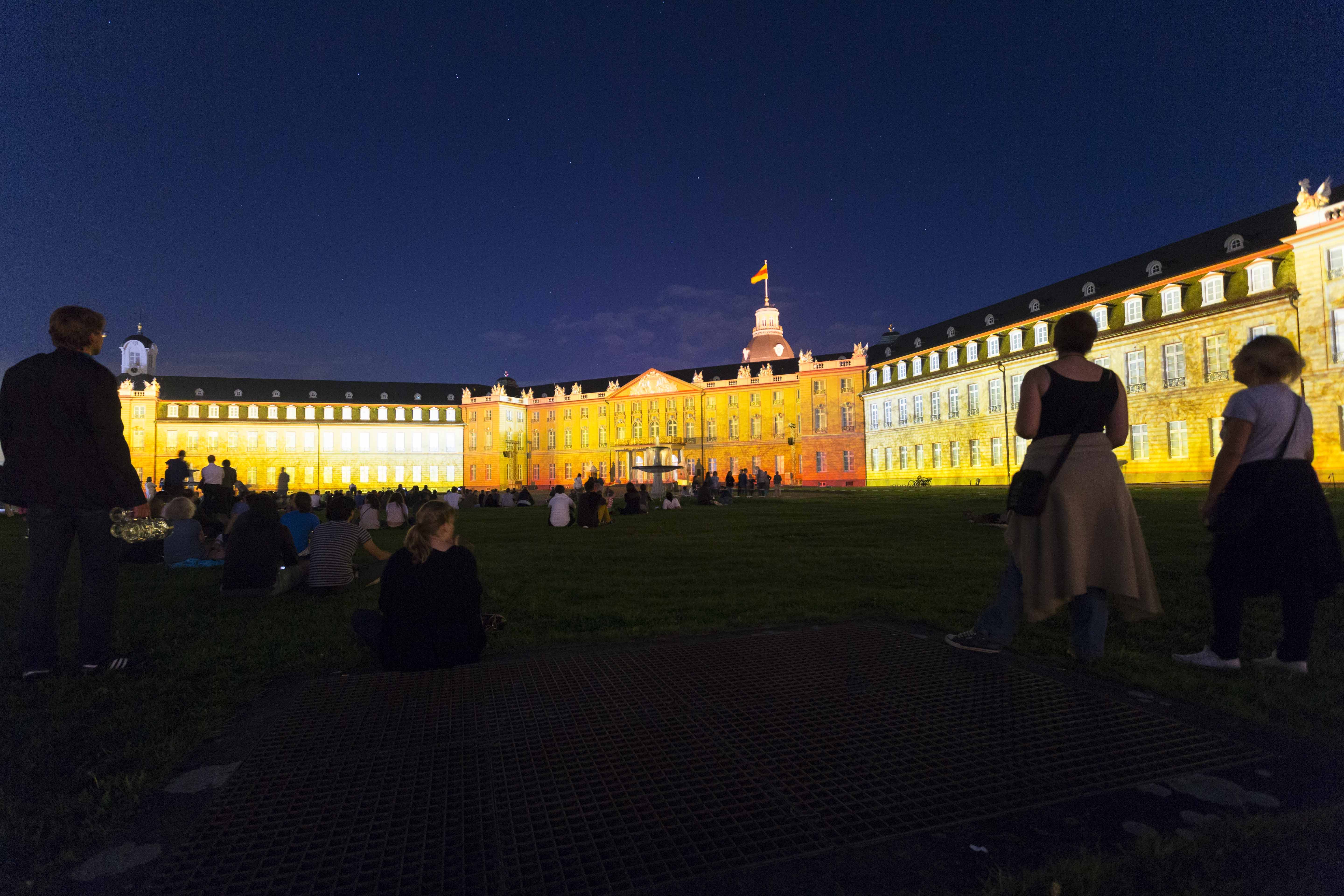 Rote und weiße Projektionen auf der Schlossfassade