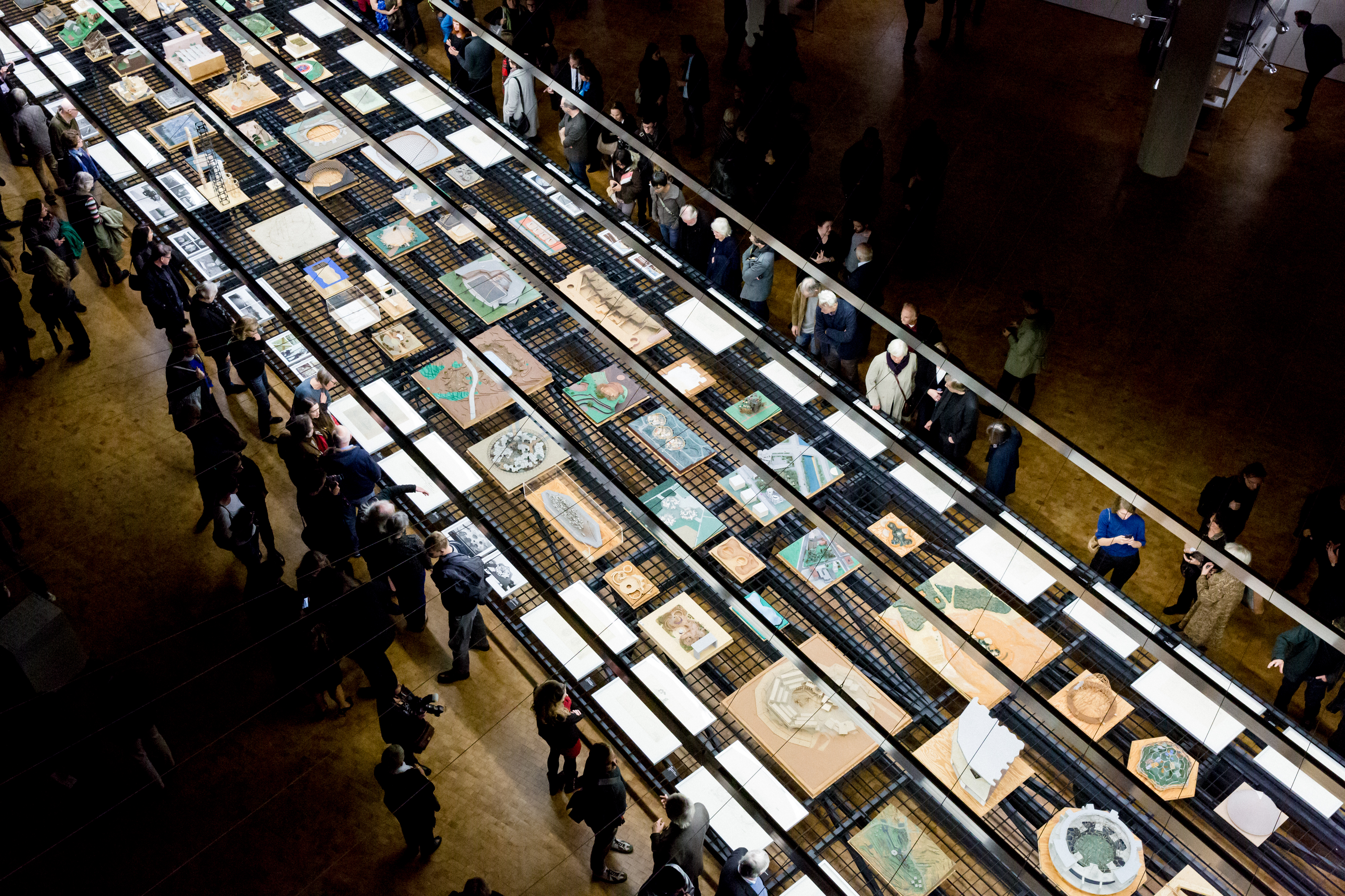 Besucher in der Ausstellung »Frei Otto. Denken in Modellen«