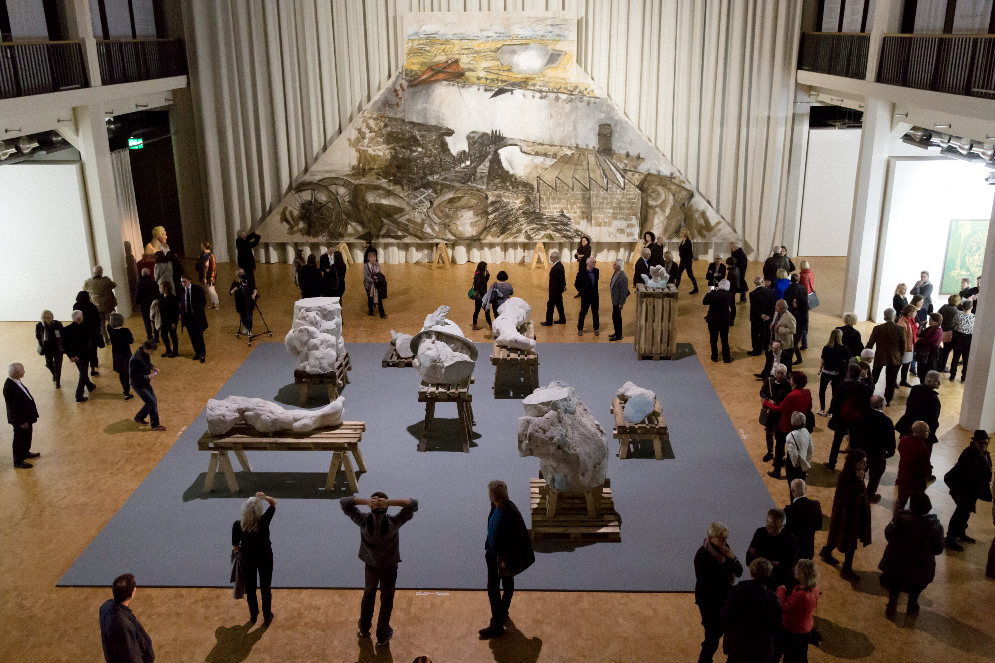 The picture shows a preliminary drawing and a sculpture arrangement by Markus Lüpertz