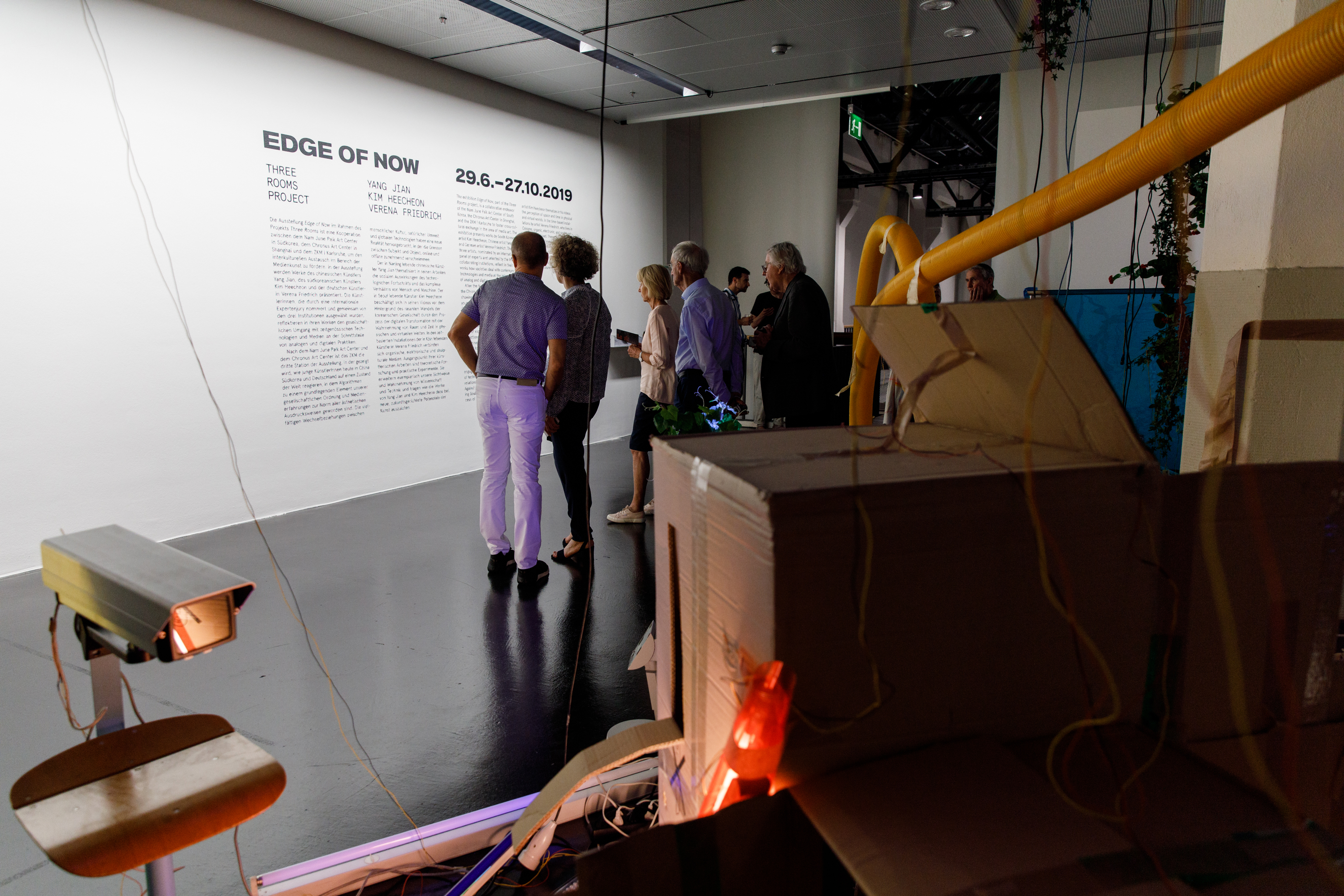 zu sehen ist die Wandschrift am Eingang der Ausstellung »Edge of Now«