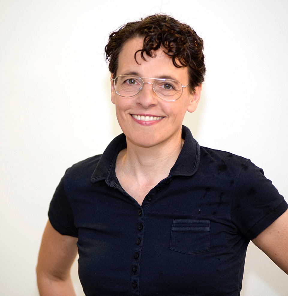 Portrait of Adrienne Braun in front of a white wall