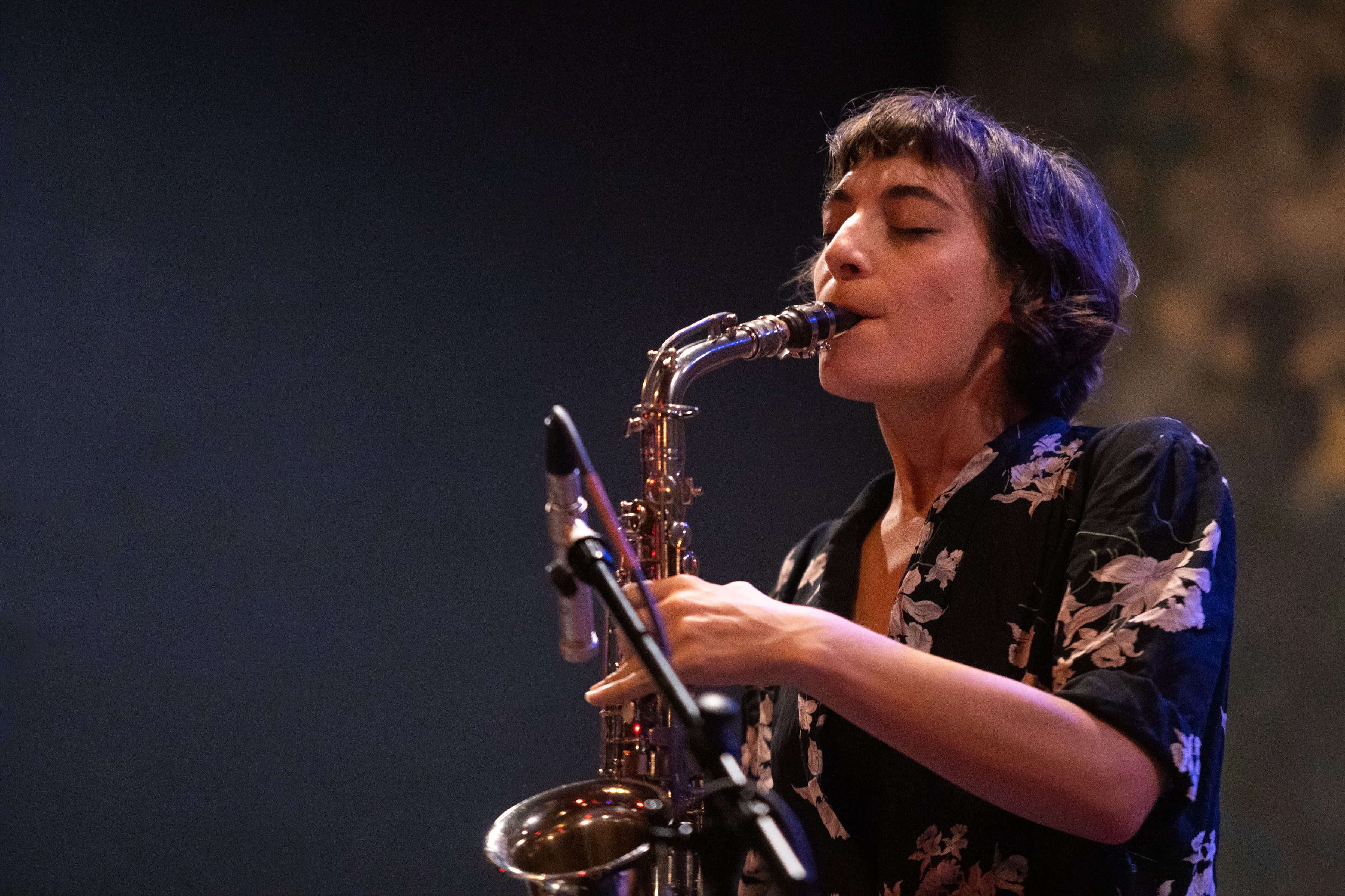 Ein Foto der Musikerin Lea Bertucci, die grade Saxofon spielt.