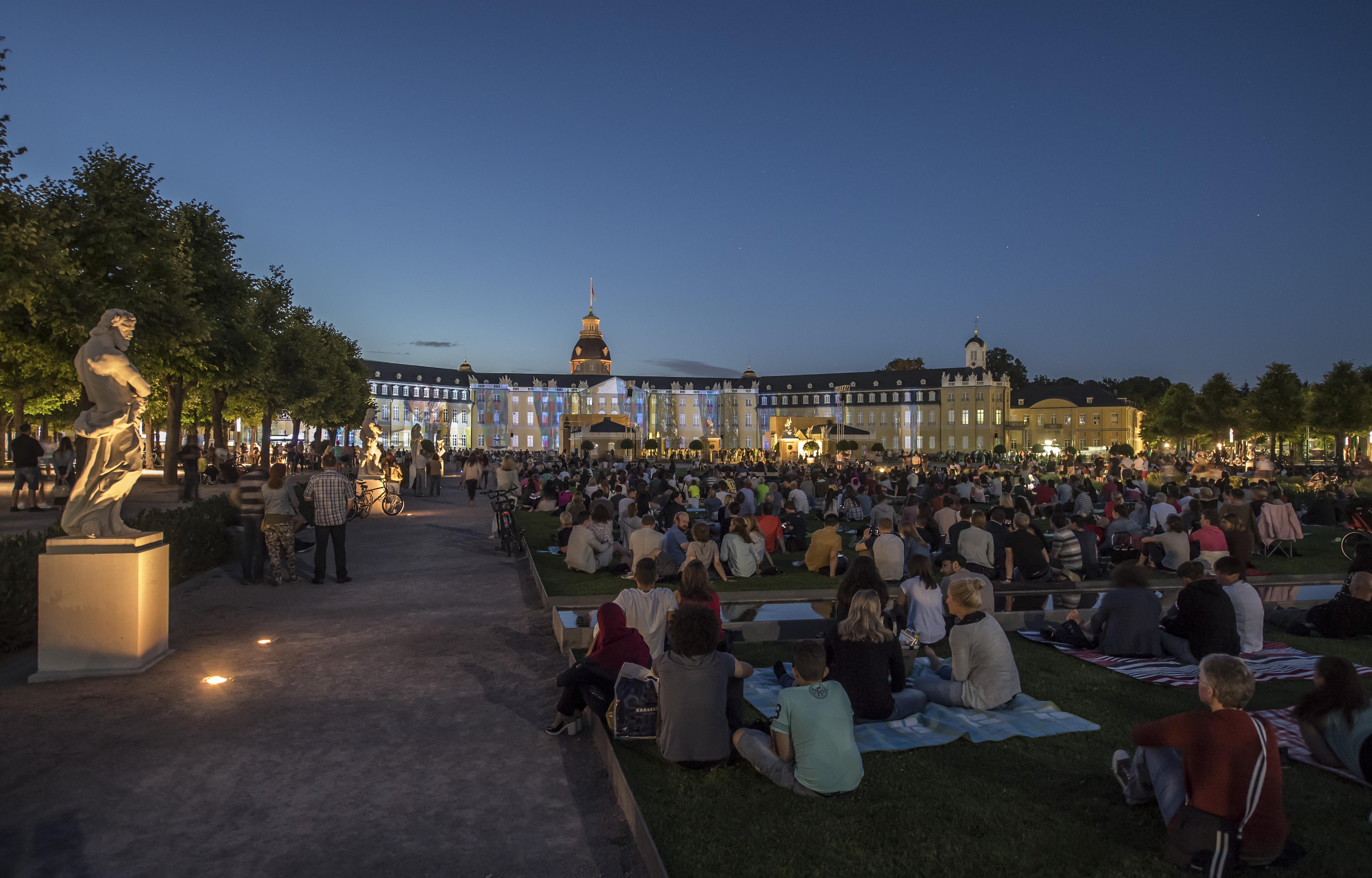 Das Karlsruher Schloss in buntem Licht