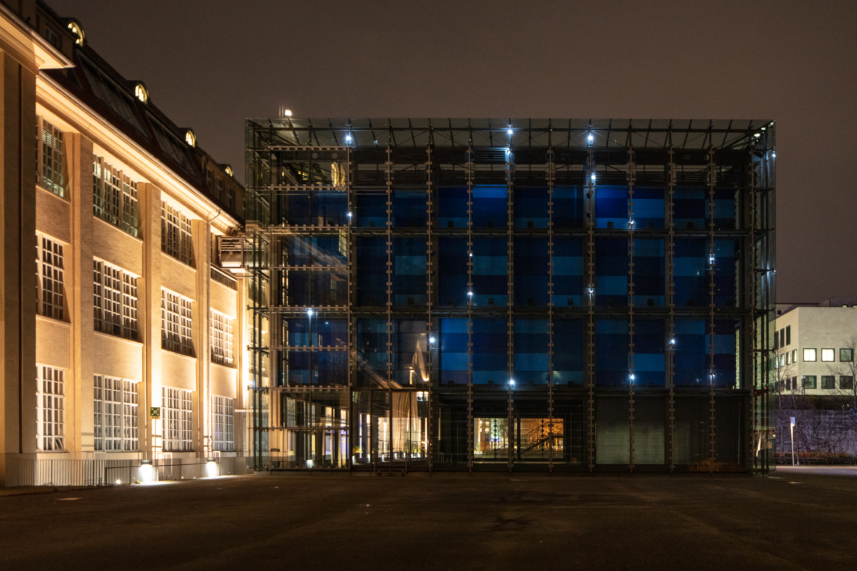  The glass cube of the ZKM sparkles in the dark with bright points of light. An installation by Walter Giers.