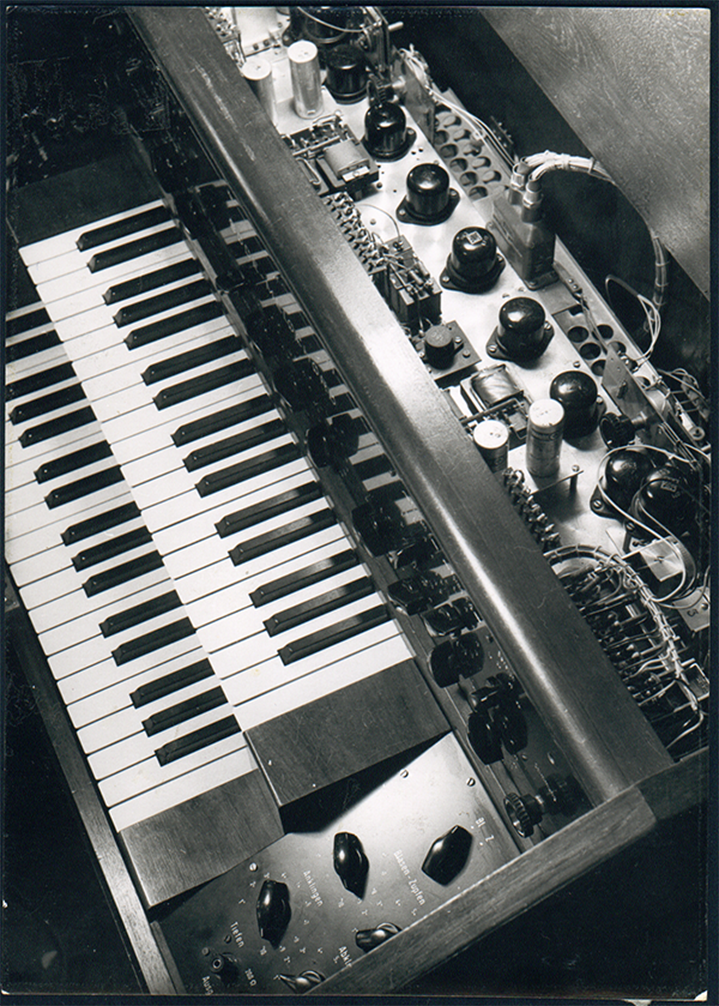 A hand plays Harald Bode's Melochord, 1947