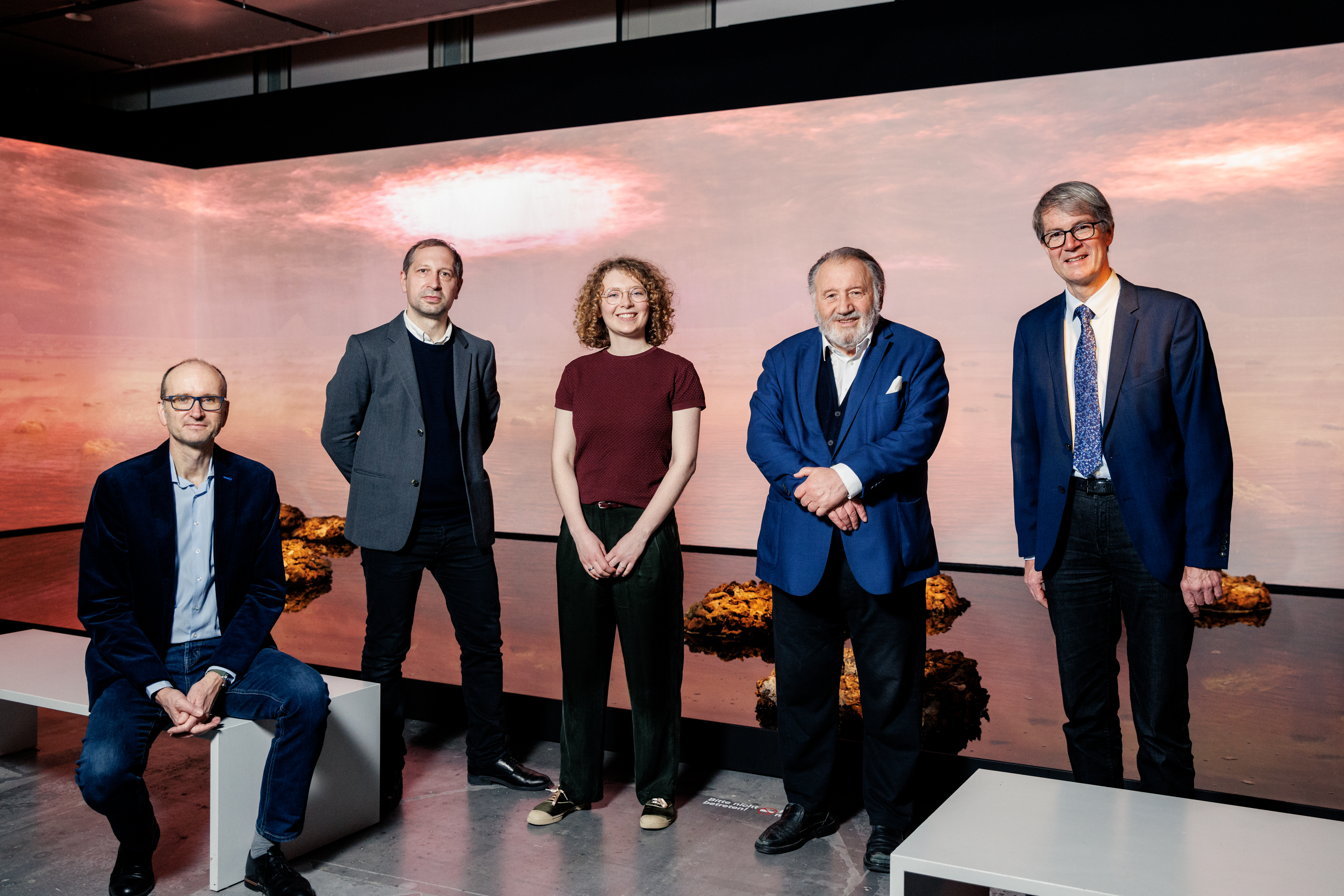 Das kuratorische Team der Ausstellung »The Beauty of Early Life«, Dr. Eduard Harms, Philipp Ziegler, Hannah Jung, Prof. Peter Weibel und Prof. Dr. Norbert Lenz (v.l). Sie stehen vor dem Werk von James Darling und Lesley Forwood, »Living Rocks«