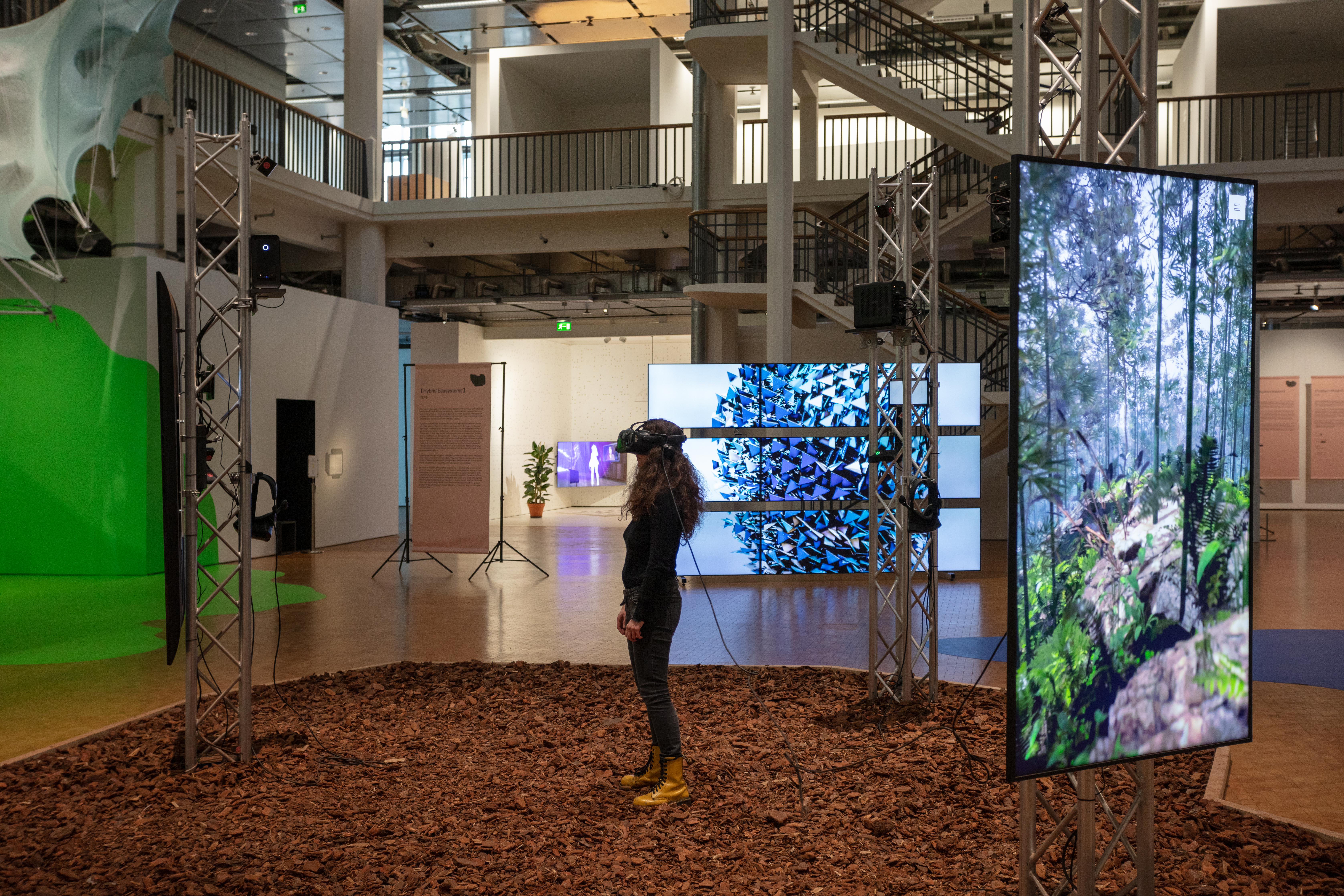 A woman wearing VR goggles in the »BioMedia" exhibition