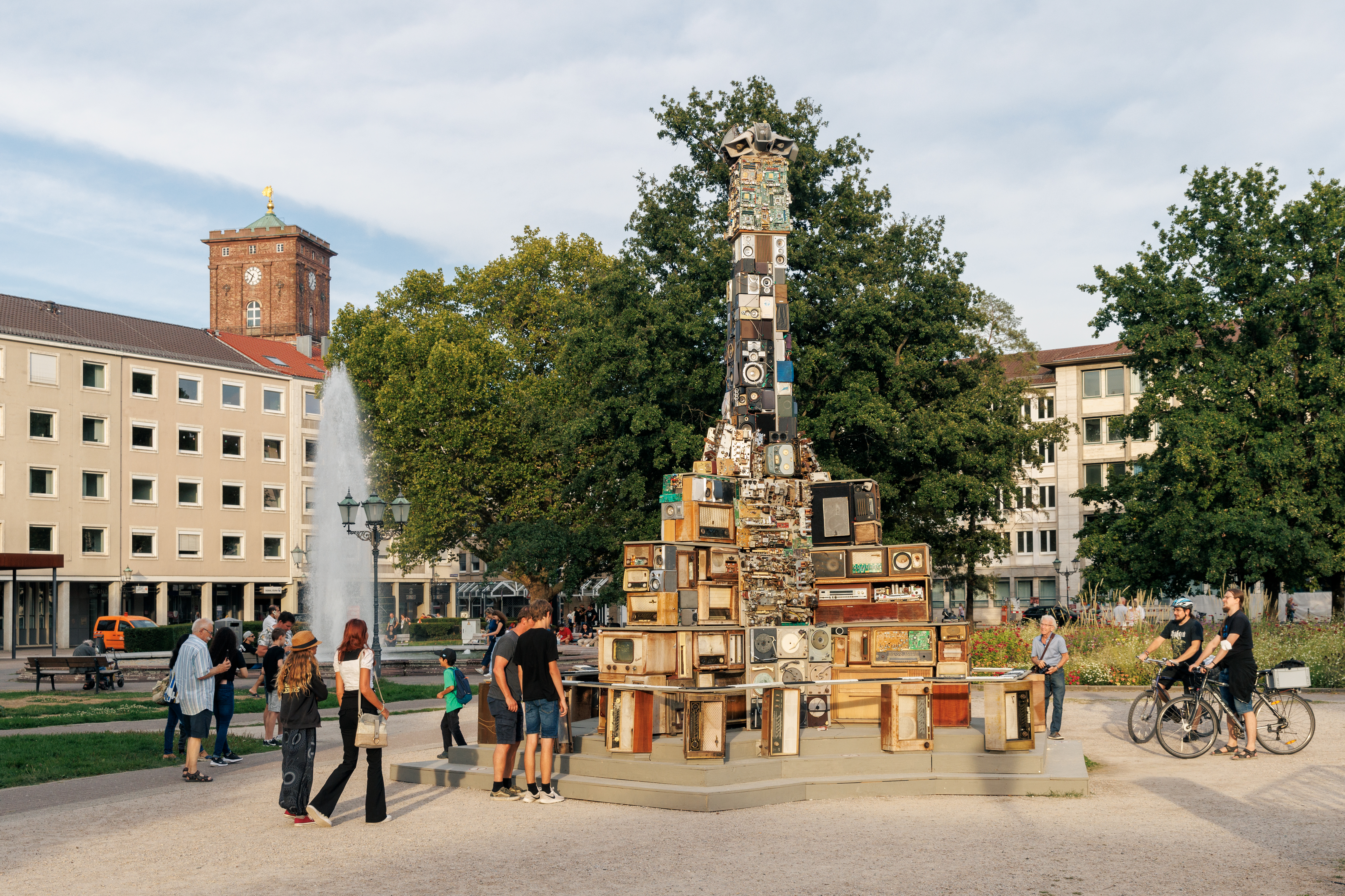 Zu sehen ist eine interaktive Klangskulptur, erbaut aus recycelten Lautsprechern, Röhrenradios und Tastaturen.