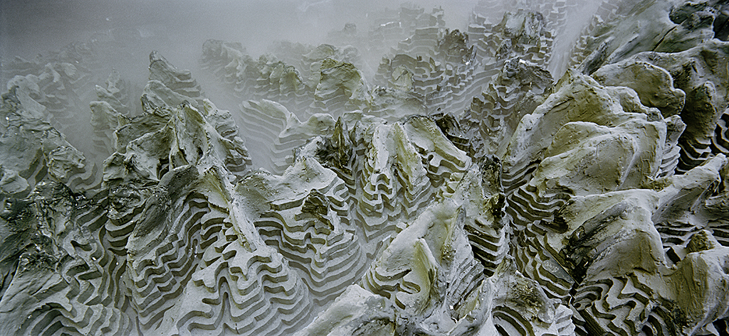 »Alpi« von Armin Linke. Visualisierung der Alpenlandschaft.