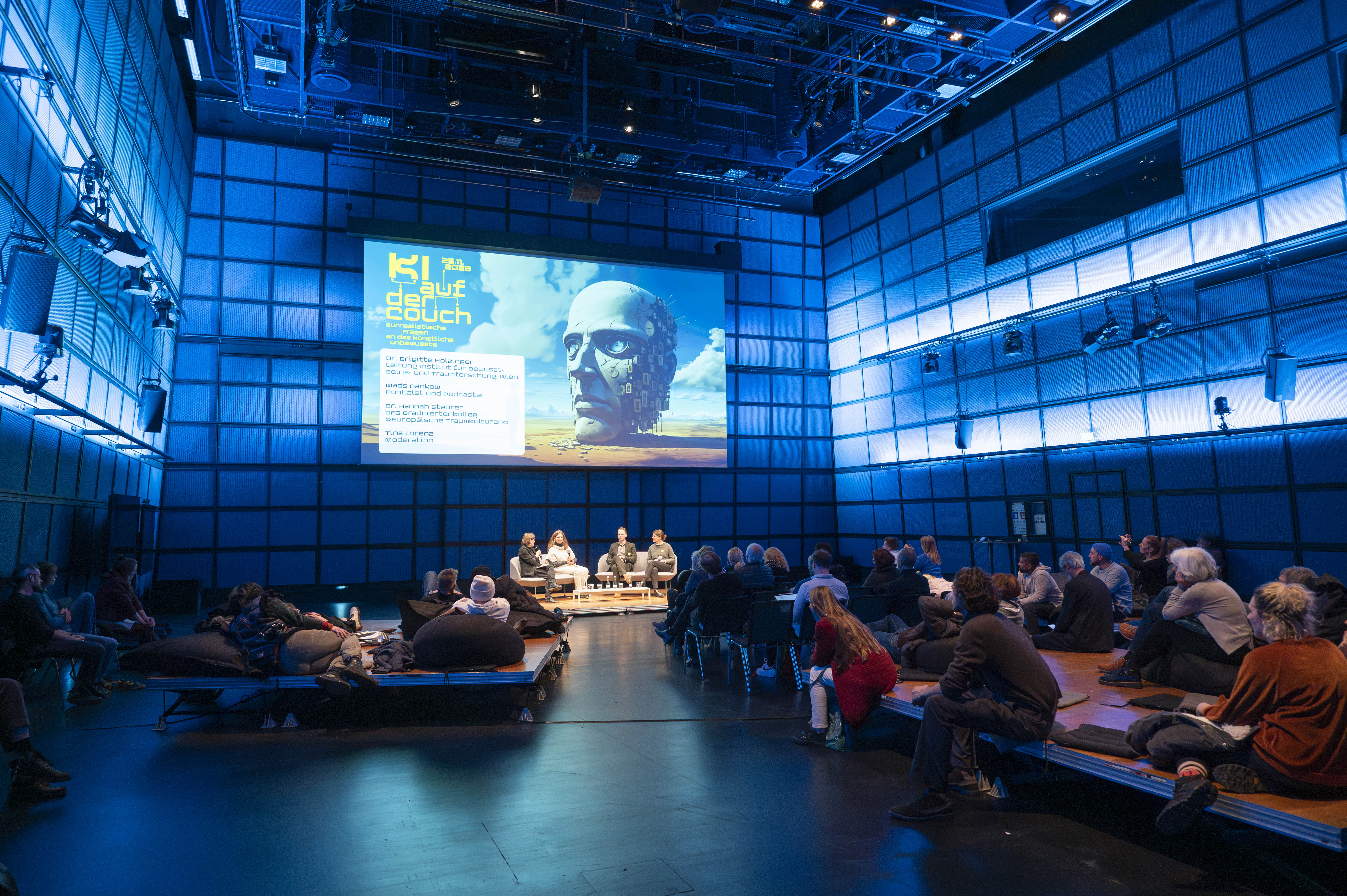 »KI auf der Couch« Panelgespräch mit Dr. Brigitte Holzinger, Mads Pankow, Dr. Hannah Steurer und Tina Lorenz im ZKM | Karlsruhe.