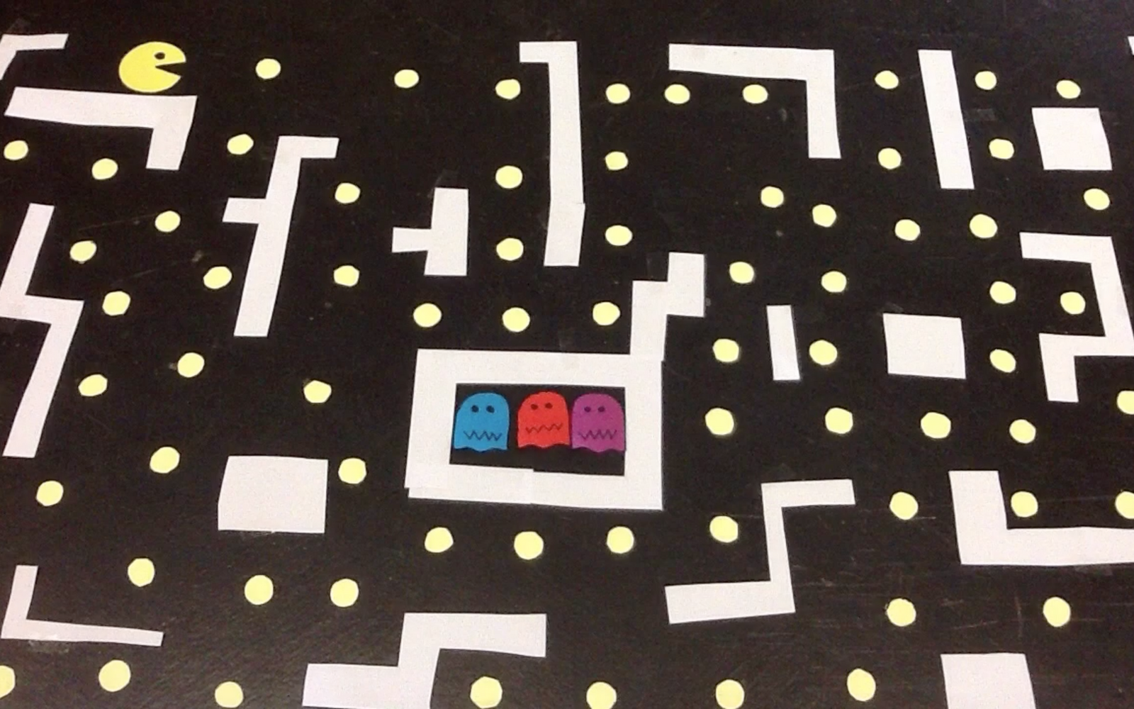 Ergebnis eines Legetrick-Workshops im Stil eines "Pacman" Videospiels