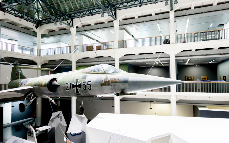 Ein Starfighter, der im Museumsraum von der Decke hängt