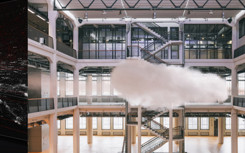 rechts eine Wolke im Museum, links eine große Leinwand mit weißen und roten Sprenkeln