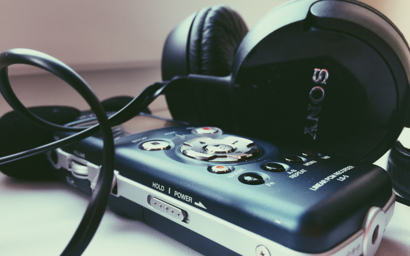 A closeup of a fieldrecorder and headphones.