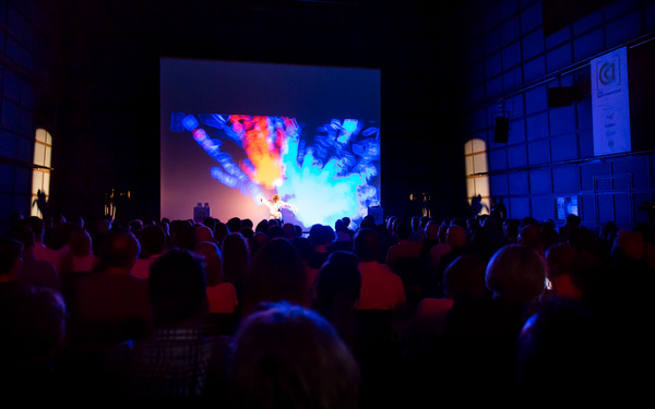 Auf einer großen Leinwand rote und blaue Lichter